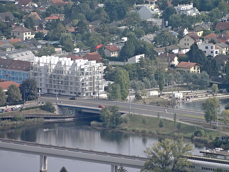 Livebild Baukamera 1 - Webcam 'Blick von Westen vom Donauturm' - Baustelle Neubau Wohnhaus Wagramer Straße 50, 1220 Wien-Donaustadt (ca. 5 Minuteninterval)